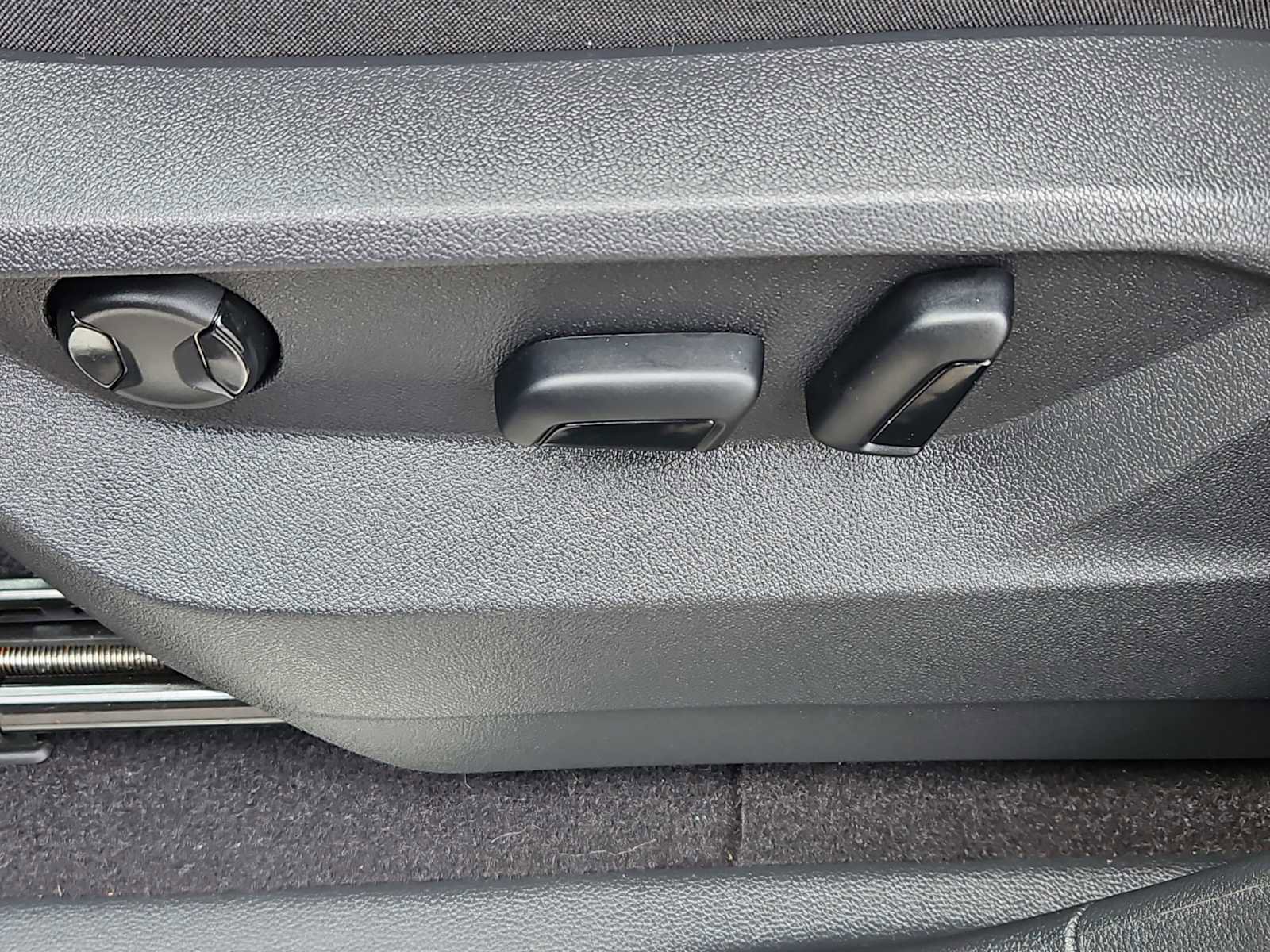 Used 2023 Volkswagen Atlas Cross Sport SE image 21