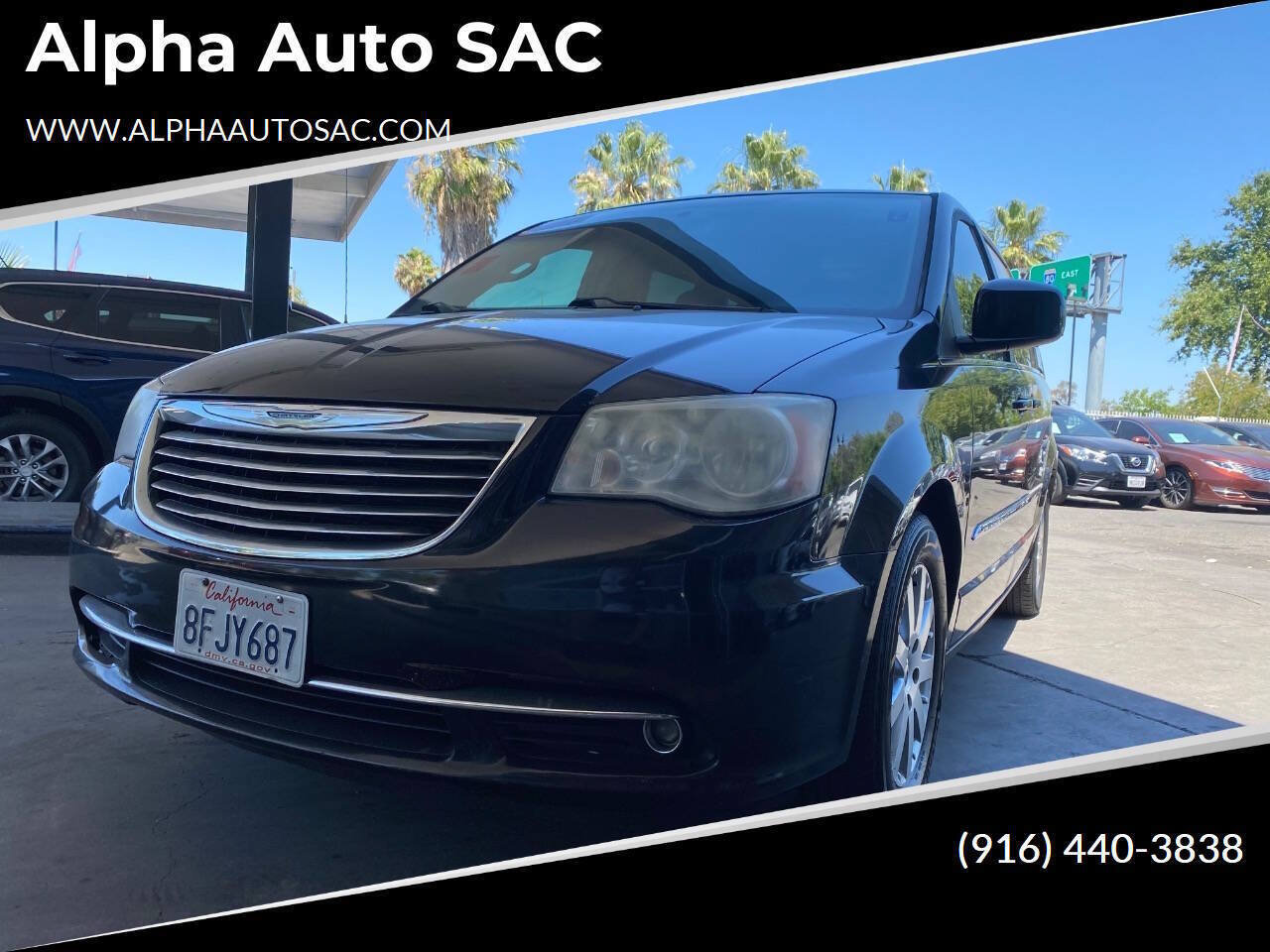 Used 2014 Chrysler Town & Country Touring FWD image 1