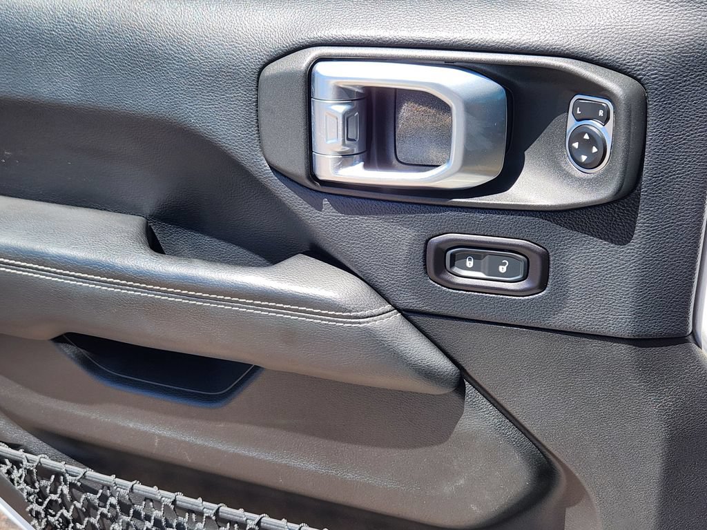 Used 2018 Jeep Wrangler Unlimited Sahara AWD/4WD image 14