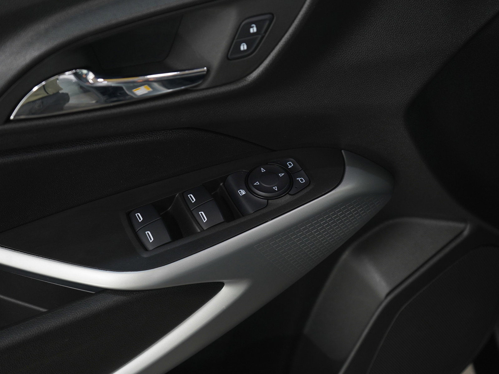 Used 2024 Chevrolet Trax LS w/ LS Convenience Package image 21