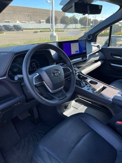 Used 2025 Toyota Sienna Limited FWD image 6
