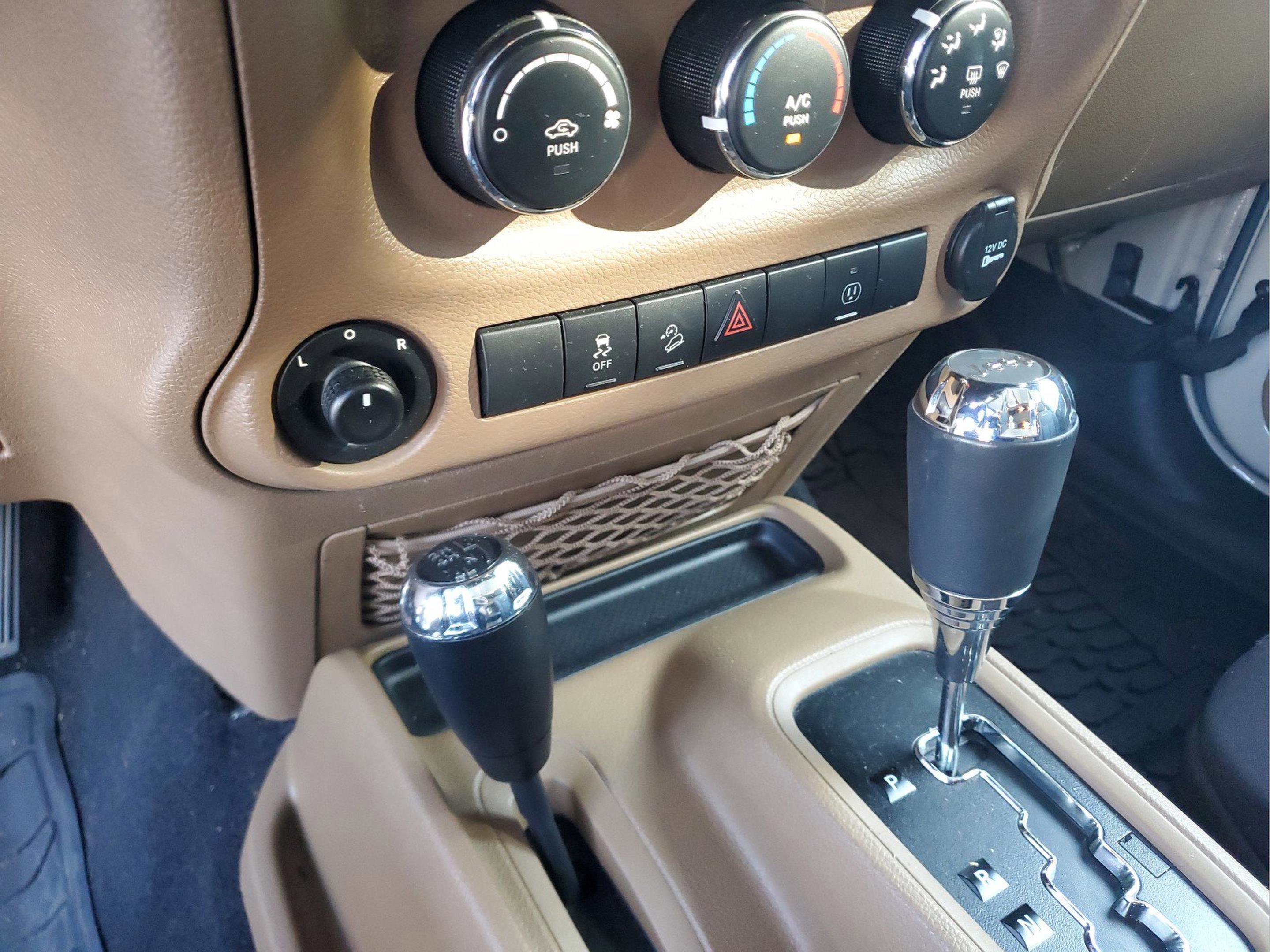 Used 2016 Jeep Wrangler Unlimited Sahara w/ Connectivity Group AWD/4WD image 21