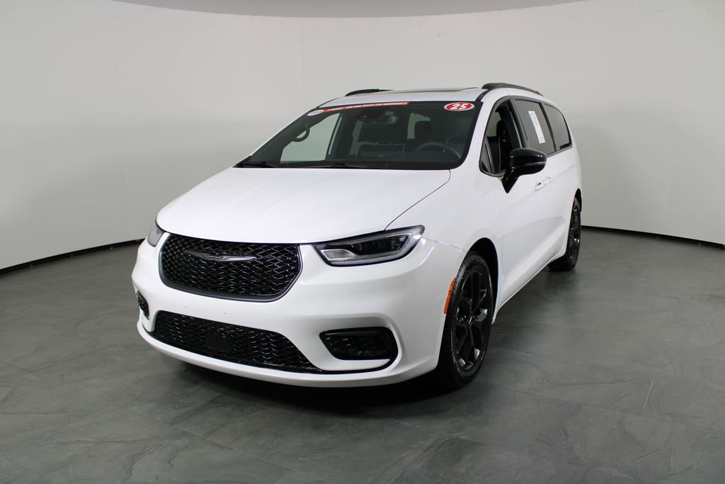 Used 2025 Chrysler Pacifica Limited image 2