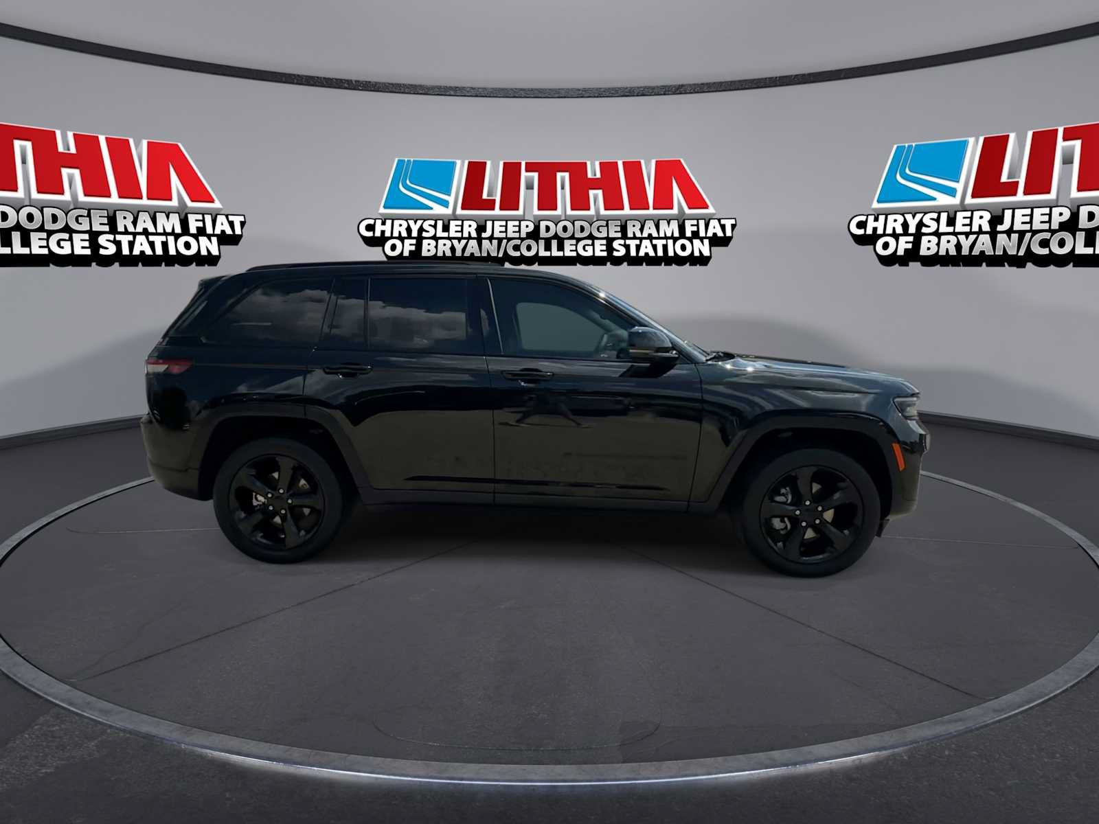 Used 2023 Jeep Grand Cherokee Limited w/ Black Appearance Package AWD/4WD image 9