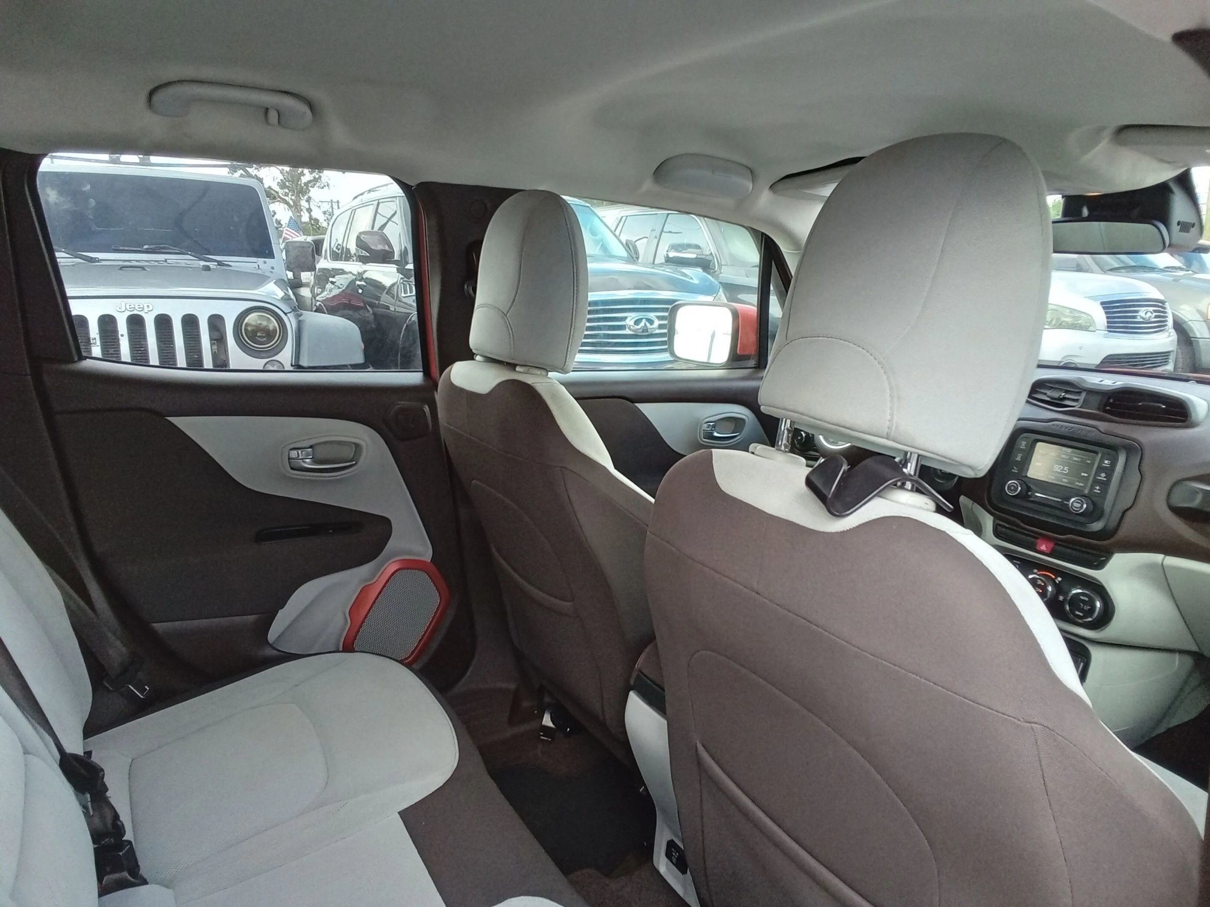Used 2015 Jeep Renegade Latitude w/ Popular Equipment Group FWD image 18