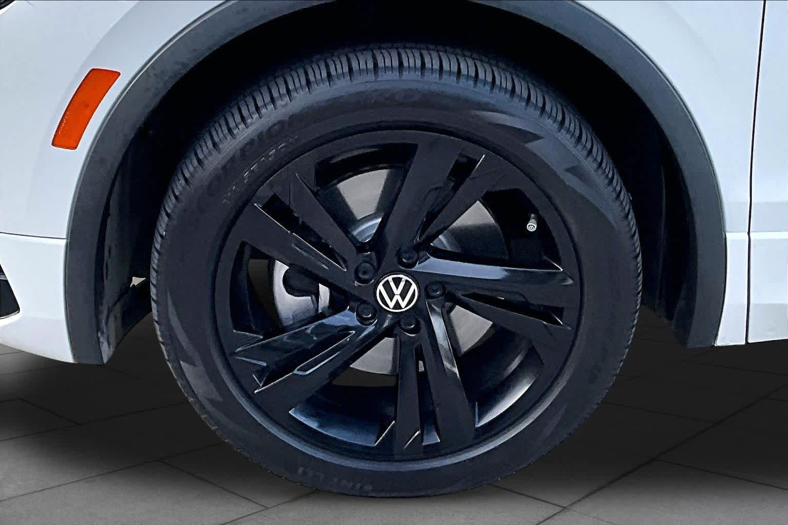 Used 2024 Volkswagen Tiguan SE R-Line AWD/4WD image 11