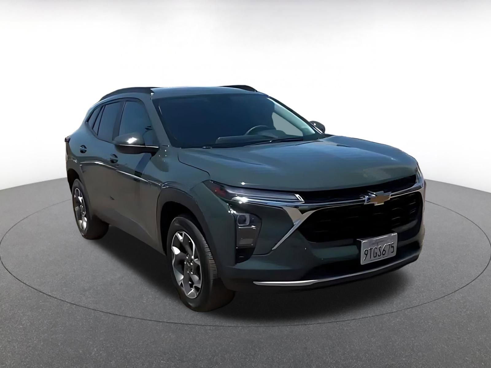 Used 2025 Chevrolet Trax LT FWD image 3