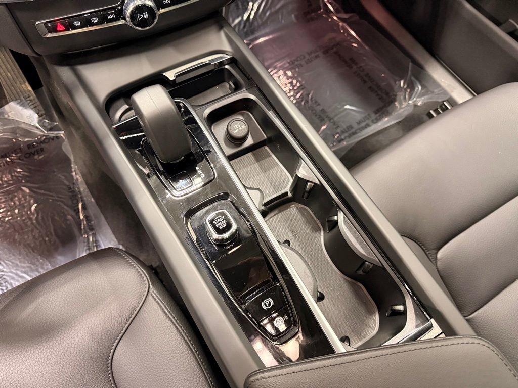 Used 2025 Volvo XC60 B5 Plus w/ Climate Package image 18