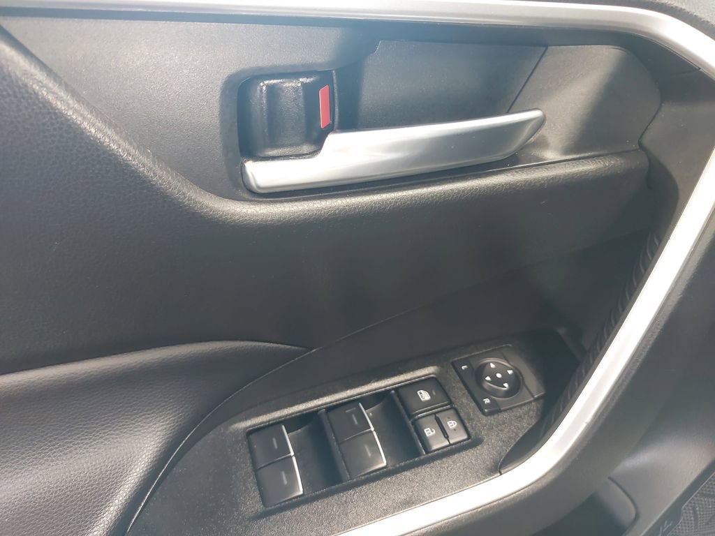 Used 2025 Toyota RAV4 XLE AWD/4WD image 27