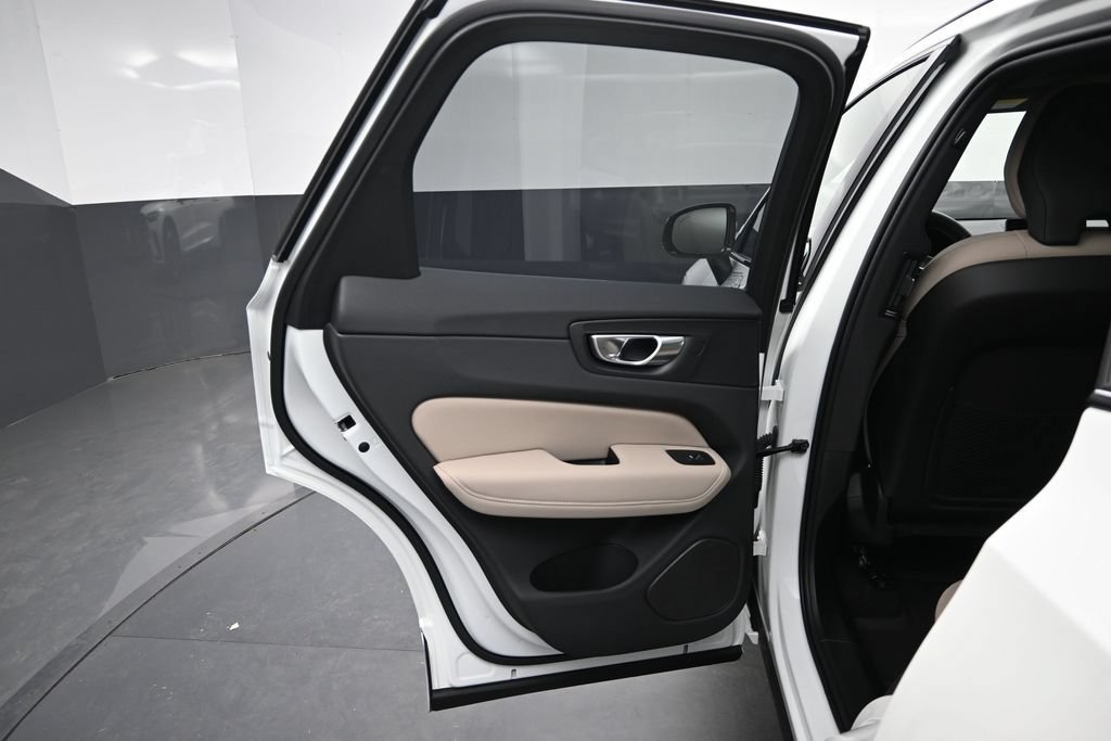 New 2026 Volvo XC60 B5 Plus w/ Climate Package PRO AWD/4WD image 12