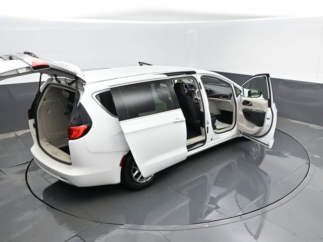 Used 2022 Chrysler Voyager LX image 28
