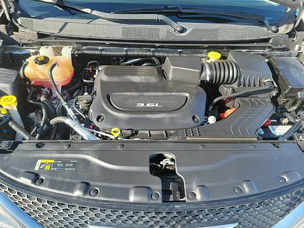 Used 2019 Chrysler Pacifica Touring-L Plus w/ Tire & Wheel Group image 9