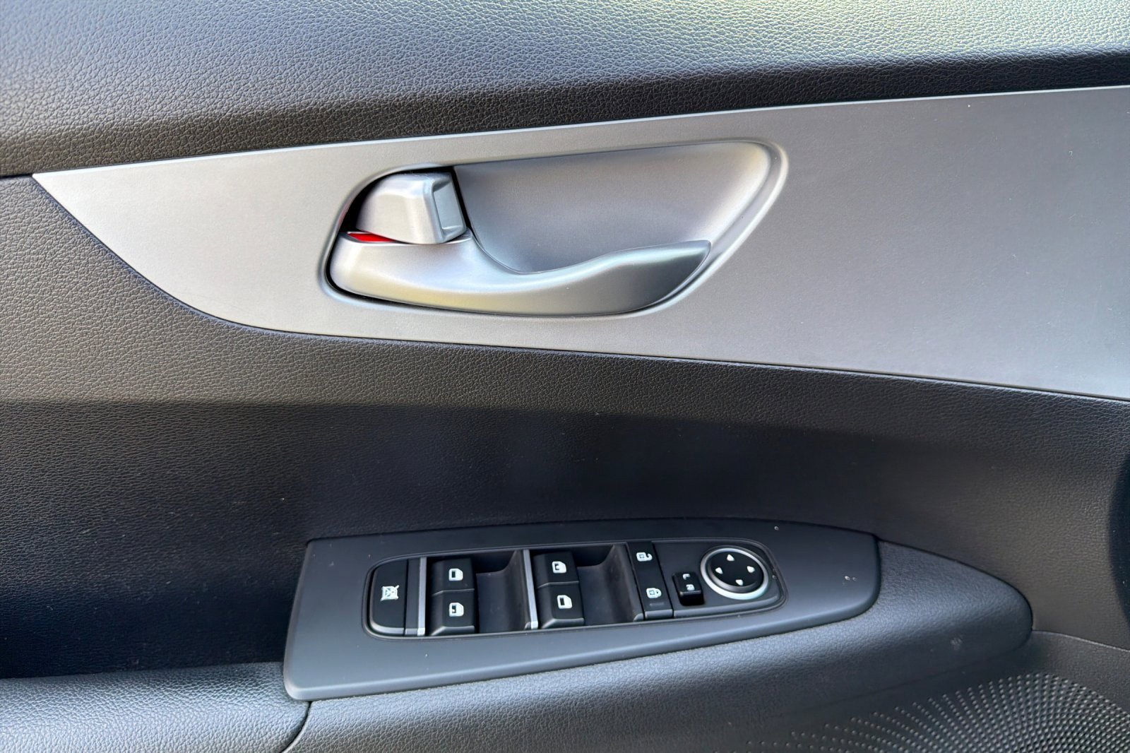 Used 2023 Kia Forte LXS image 9