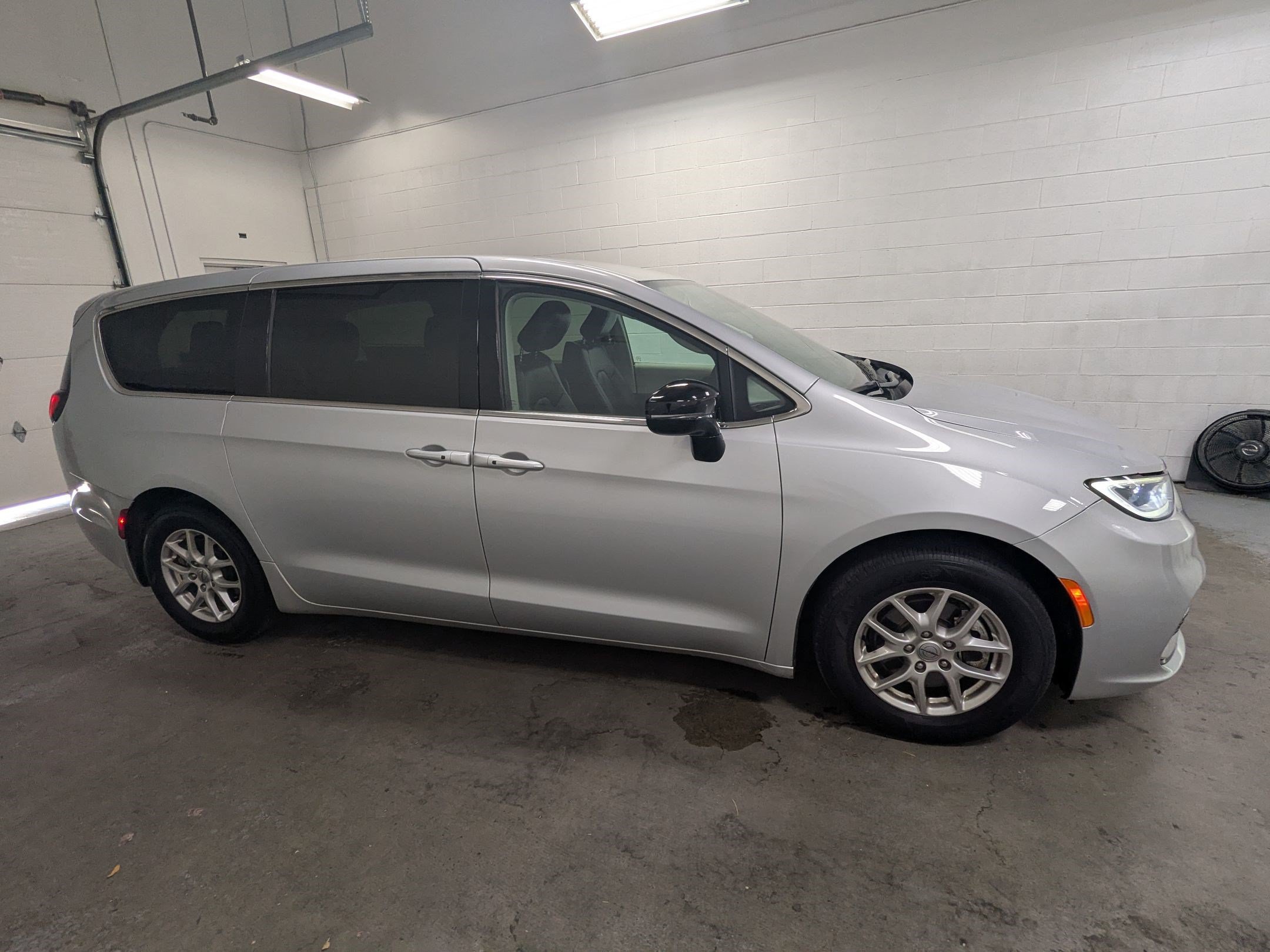 Used 2024 Chrysler Pacifica Touring-L FWD image 2