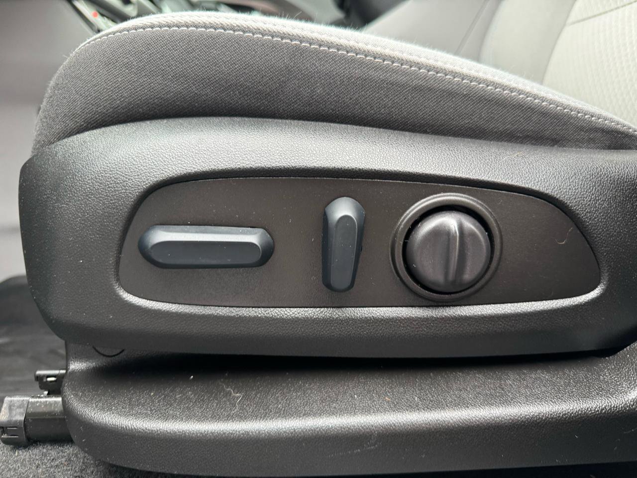 Used 2024 GMC Terrain SLE w/ Driver Convenience Package image 13