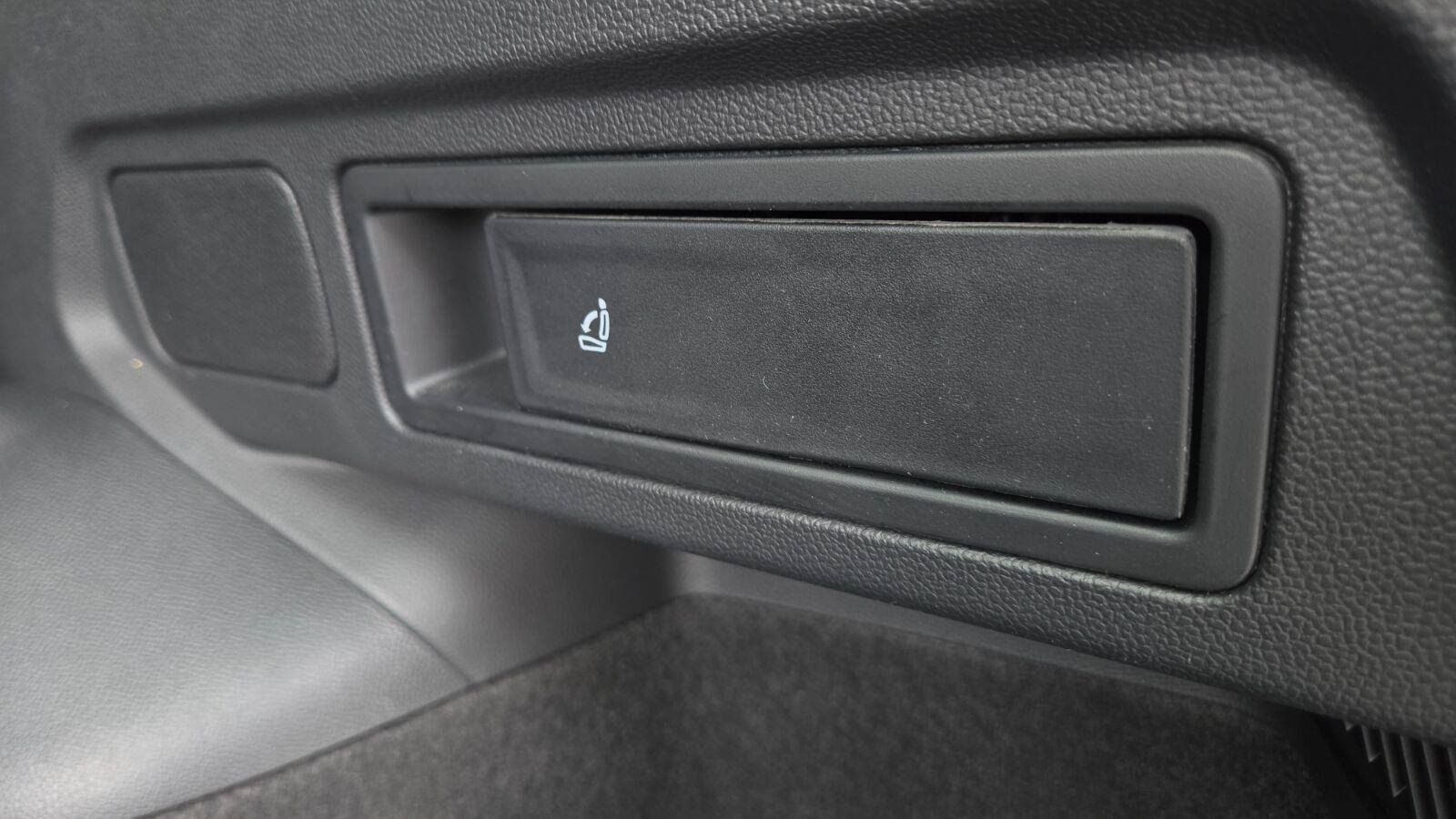 Certified 2023 Volkswagen Tiguan SE FWD image 61