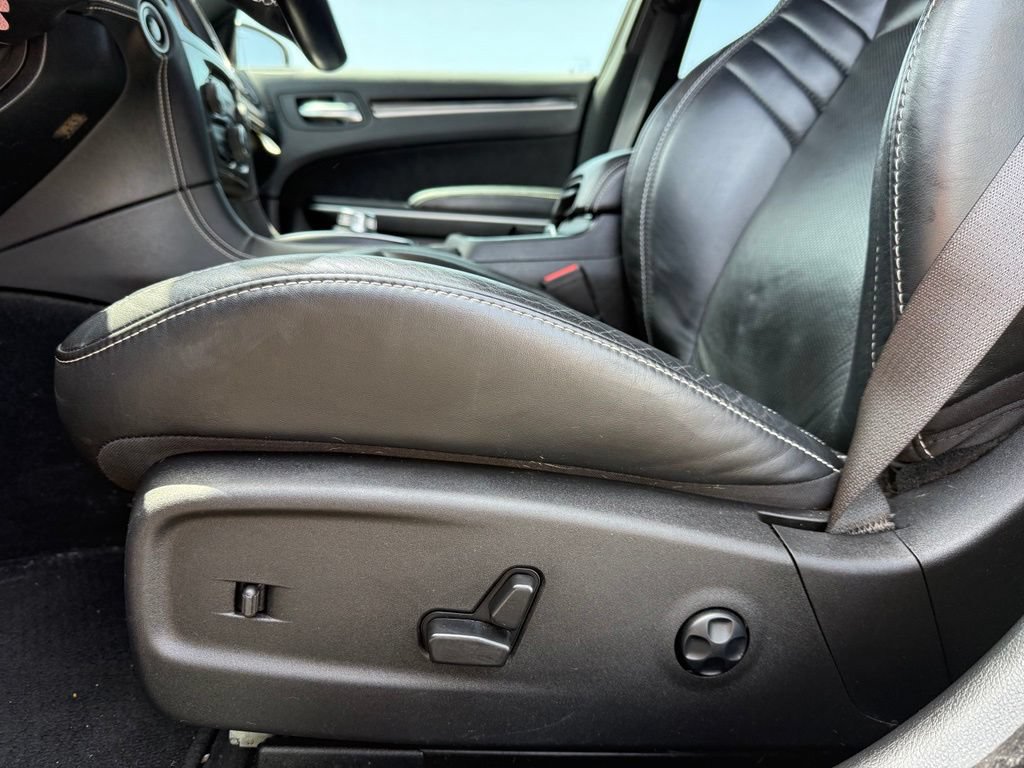 Used 2023 Chrysler 300 C RWD image 9