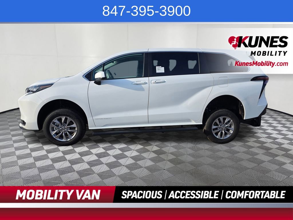 Used 2026 Toyota Sienna LE FWD image 4