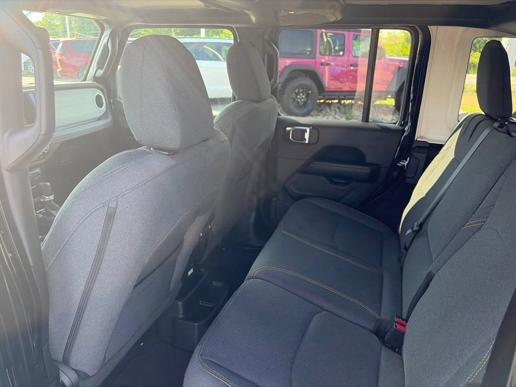 Used 2025 Jeep Wrangler Unlimited Sahara w/ Safety Group AWD/4WD image 12