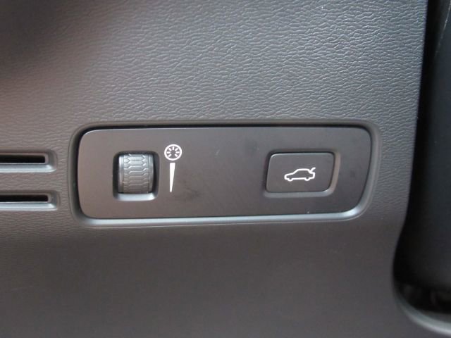 Used 2022 Volvo XC40 P8 Recharge Plus image 37