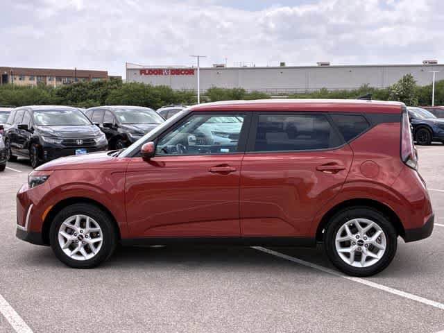 Used 2024 Kia Soul LX w/ Option Group 015 FWD image 3