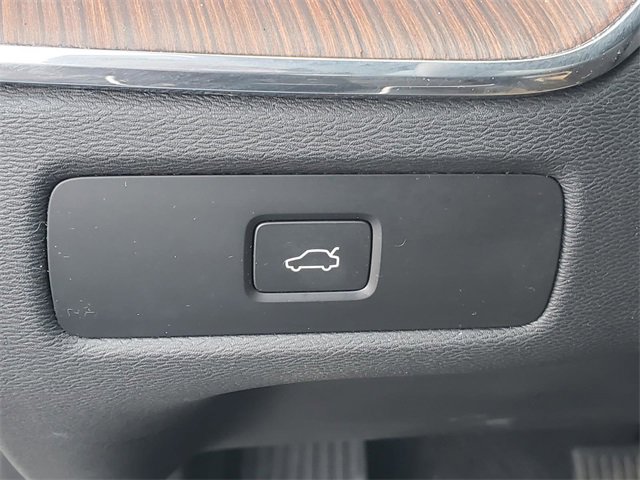 Certified 2023 Volvo XC60 B5 Ultimate w/ Climate Package image 17