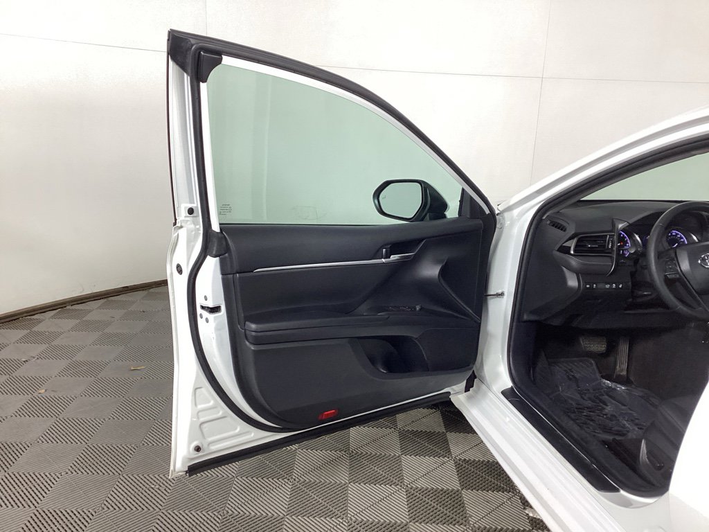 Used 2021 Toyota Camry SE w/ Cold Weather Package image 14