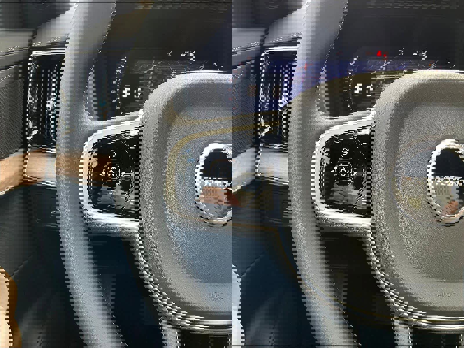 New 2026 Volvo XC90 B6 Plus w/ Protection Package Premier image 17