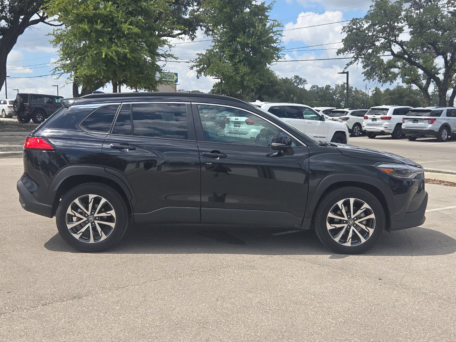 Certified 2025 Toyota Corolla Cross XLE FWD image 6