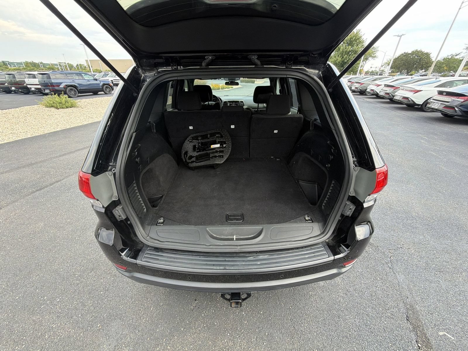 Used 2019 Jeep Grand Cherokee Laredo AWD/4WD image 23