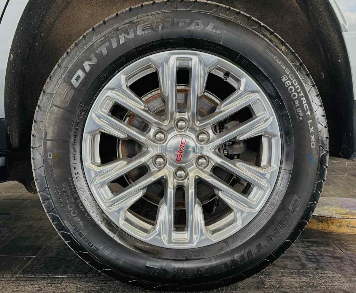 Used 2024 GMC Yukon SLT w/ SLT Luxury Package AWD/4WD image 11