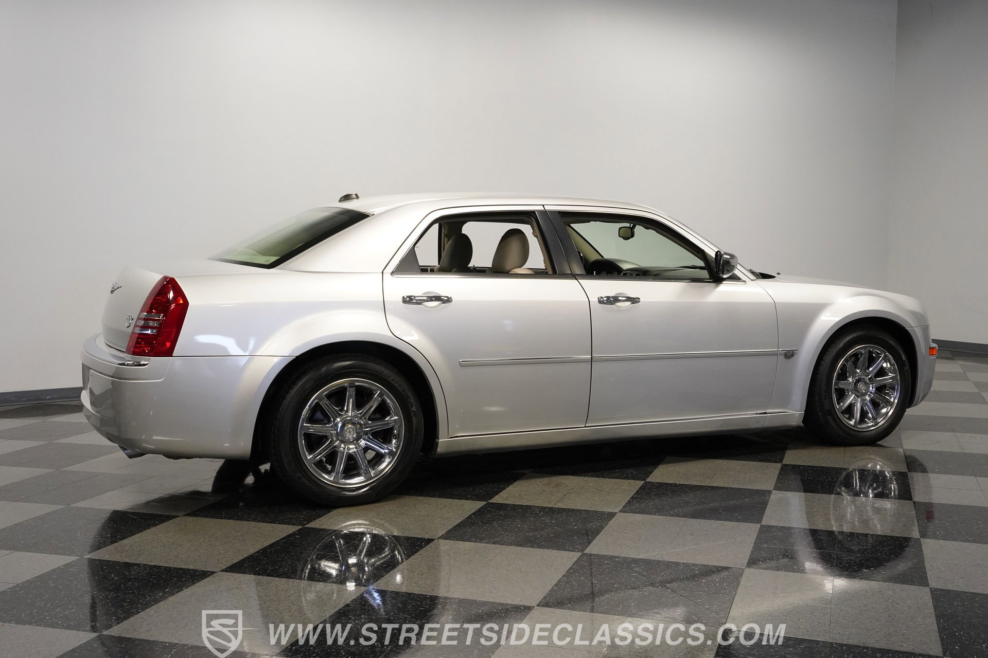 Used 2005 Chrysler 300 C w/ Navigation & Sound Group II image 13