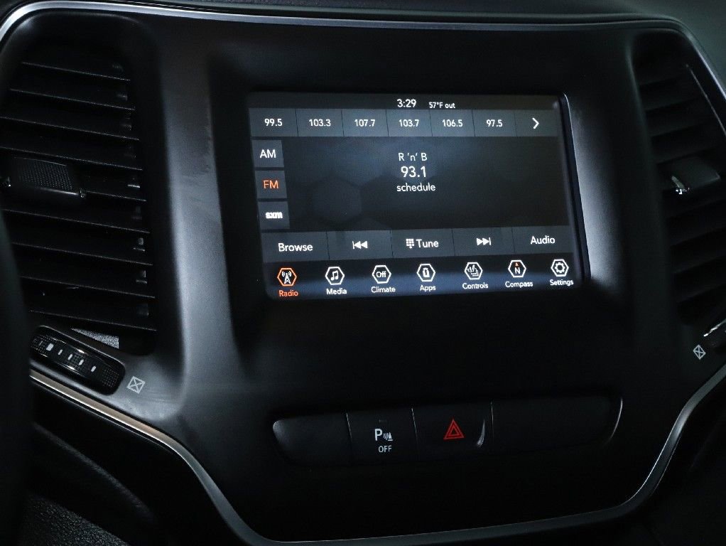 Used 2019 Jeep Cherokee Latitude Plus w/ Cold Weather Group AWD/4WD image 25