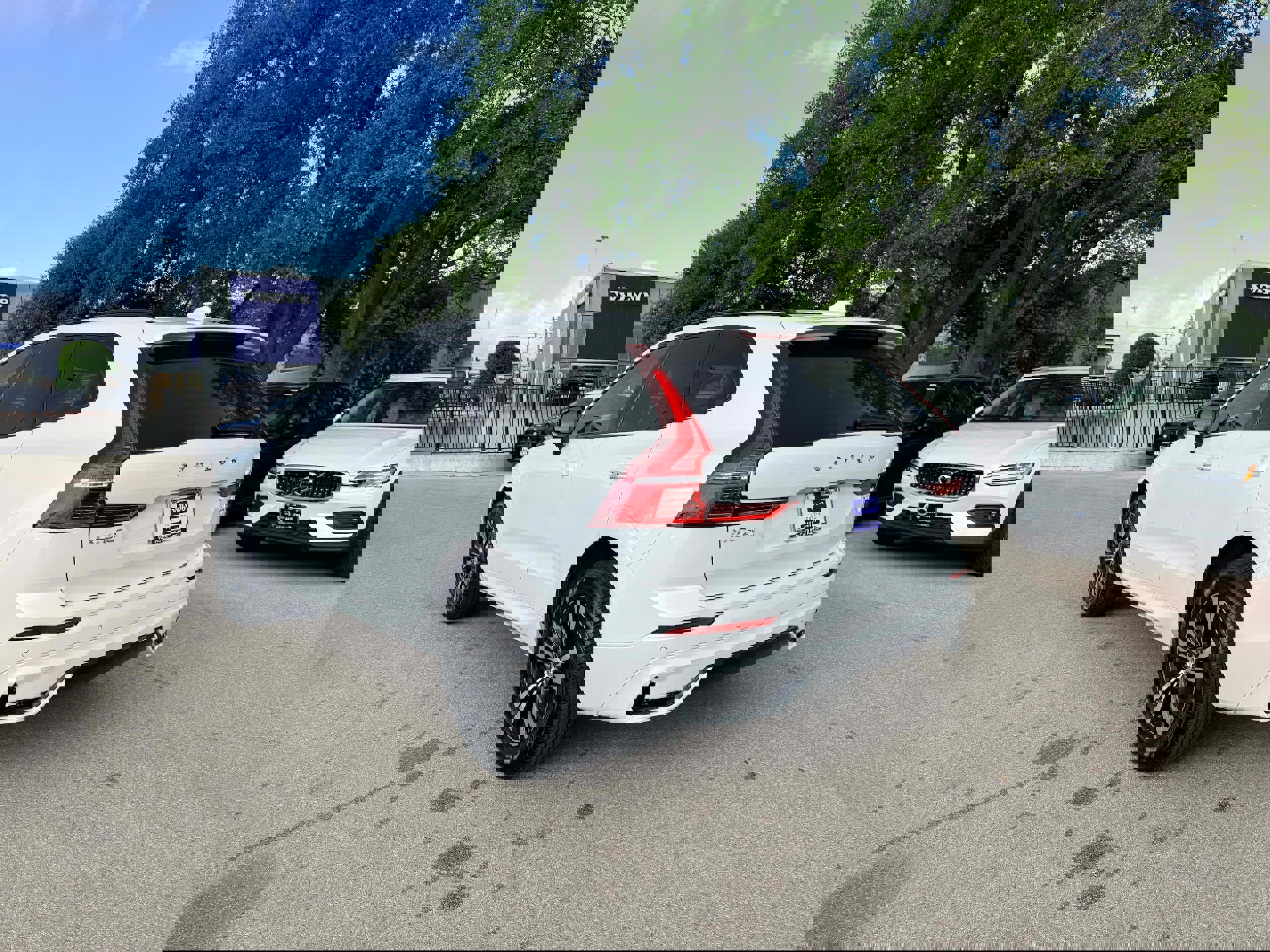 Certified 2025 Volvo XC60 B5 Core image 4