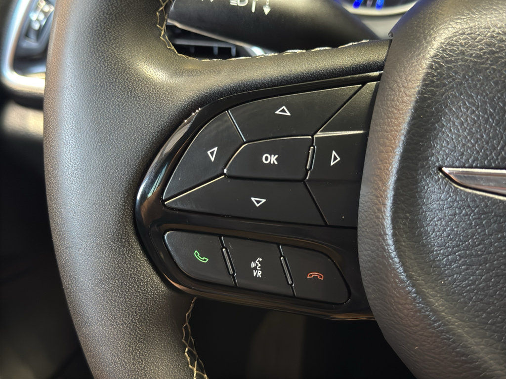 Used 2025 Chrysler Pacifica Limited FWD image 23