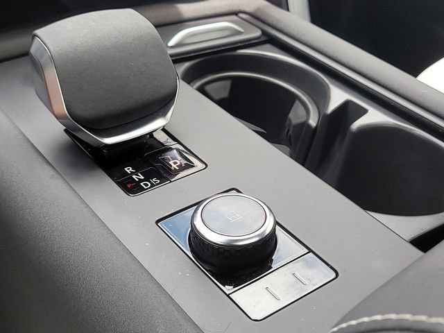Used 2023 Land Rover Discovery Metropolitan Edition AWD/4WD image 32