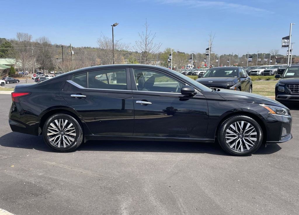 Used 2024 Nissan Altima 2.5 SV FWD image 2