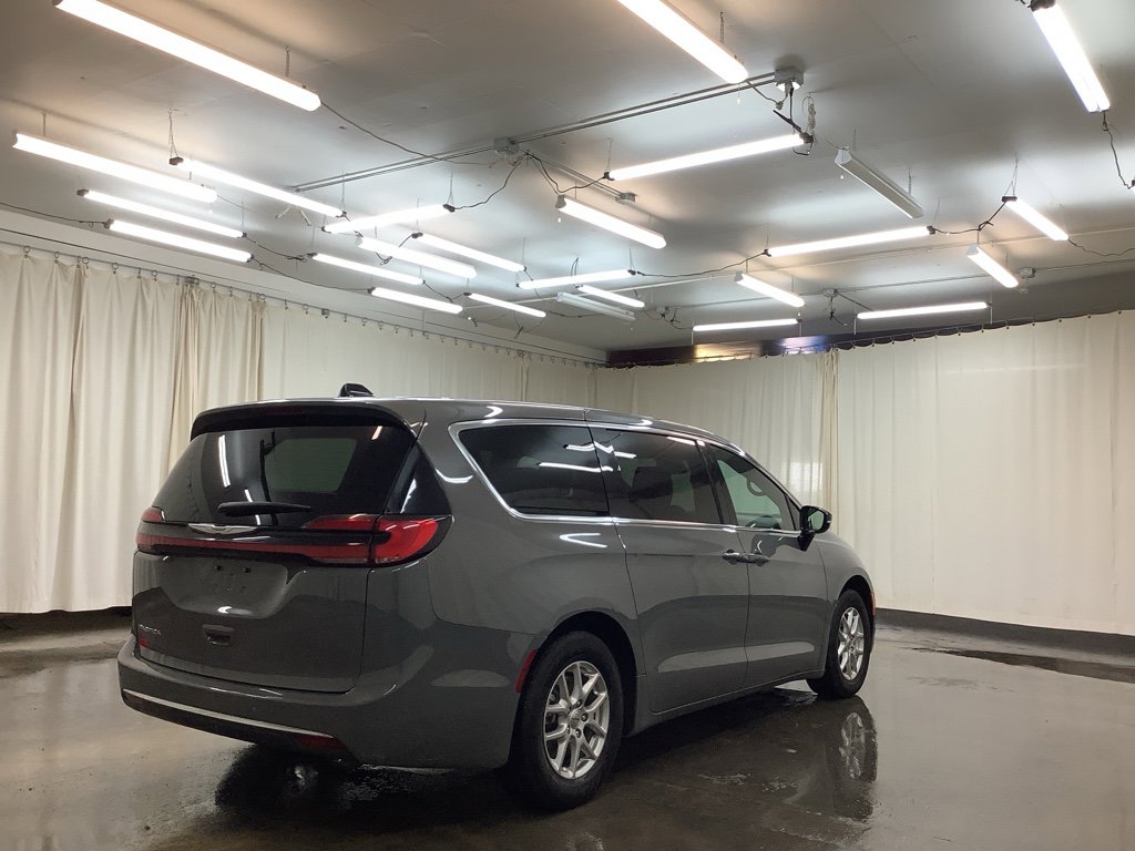 Used 2025 Chrysler Pacifica Select image 6