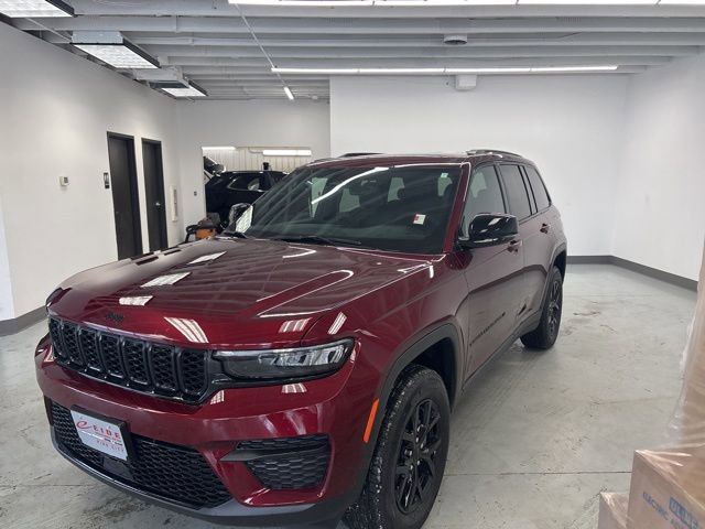 Used 2025 Jeep Grand Cherokee Altitude w/ Trailer Tow Package image 4