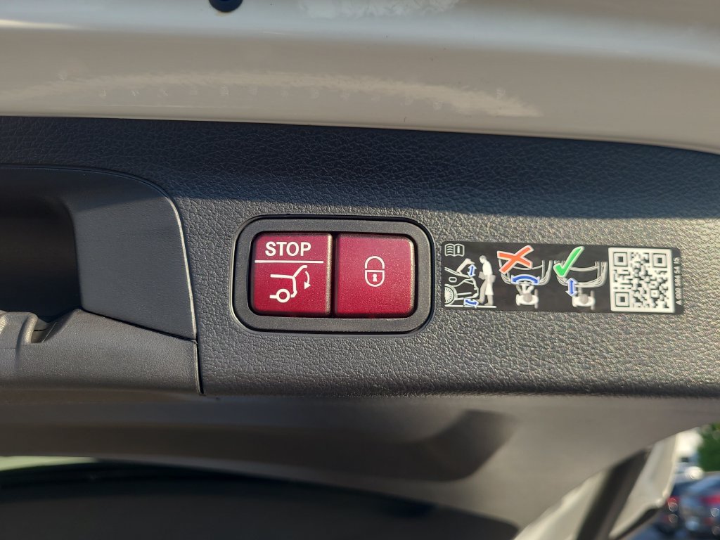 Used 2025 Mercedes-Benz GLS 450 4MATIC image 17