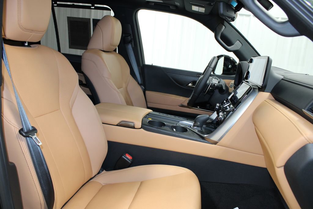 Used 2025 Lexus LX 700h Luxury image 38