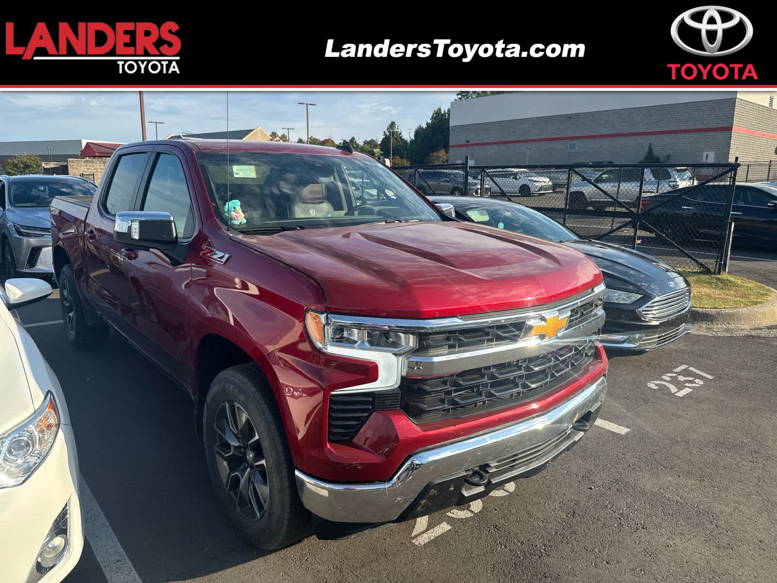 Used 2022 Chevrolet Silverado 1500 LT AWD/4WD image 1