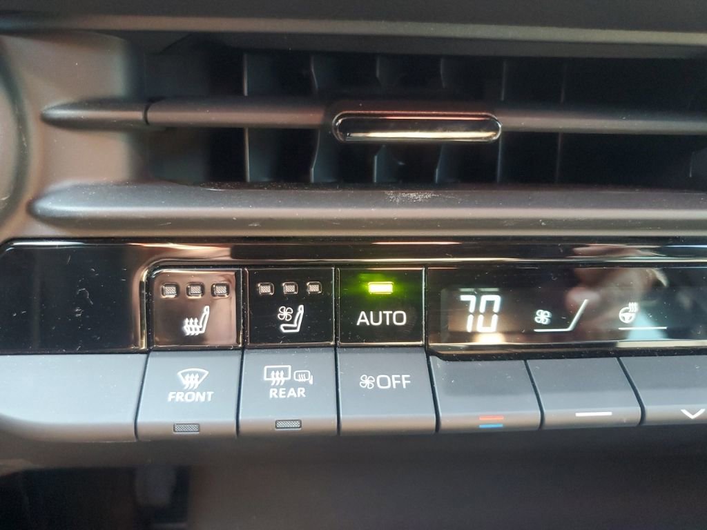 Used 2025 Toyota Crown Signia w/ Advanced Technology Package image 21