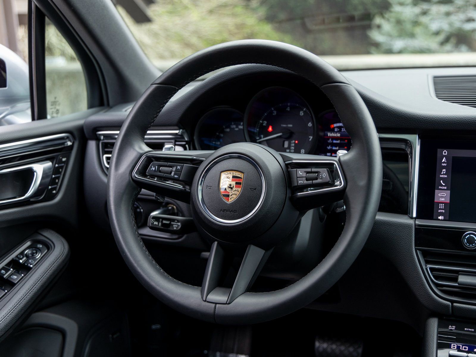 Certified 2025 Porsche Macan image 39