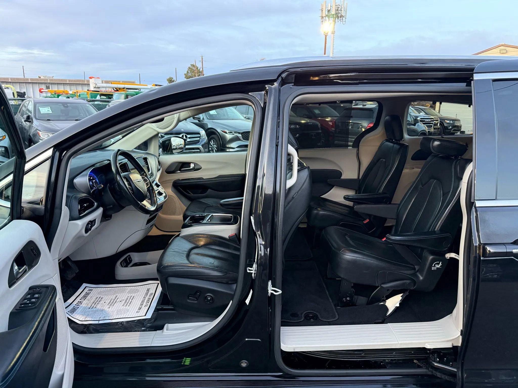 Used 2021 Chrysler Pacifica Touring-L image 15