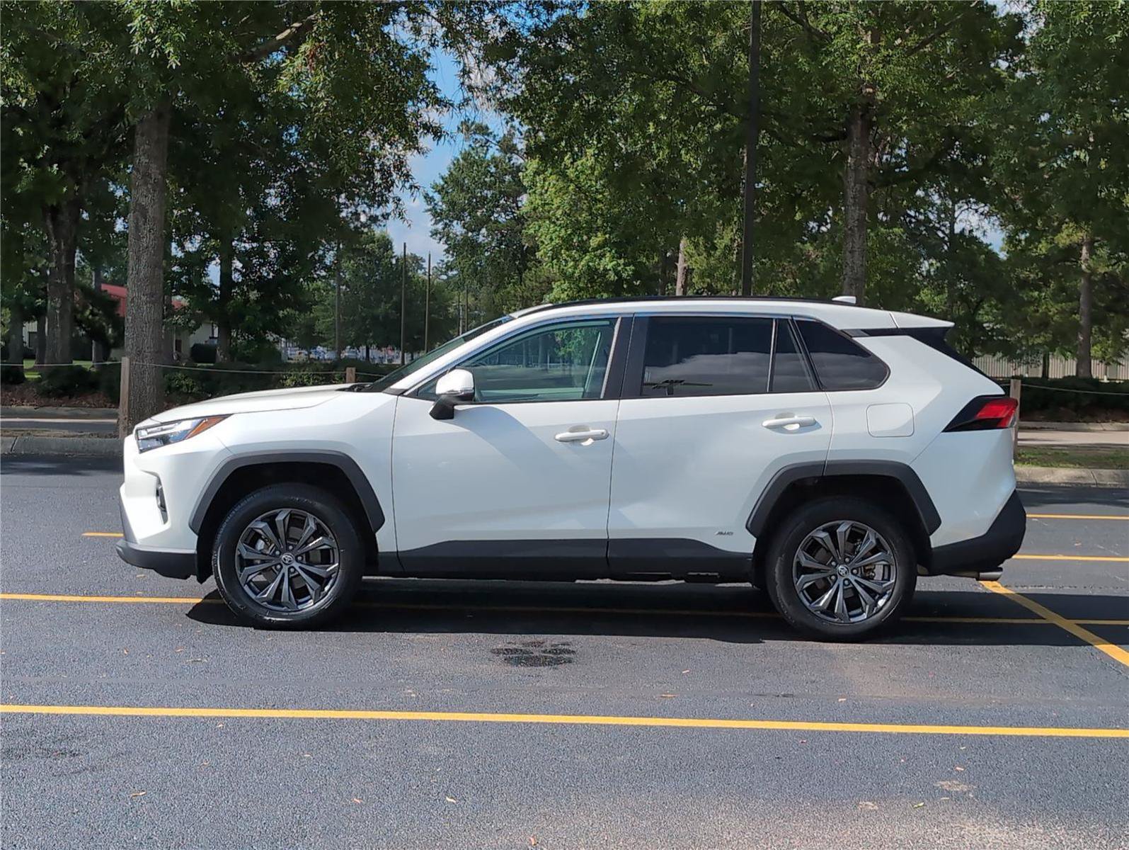 Used 2022 Toyota RAV4 XLE Premium AWD/4WD image 2