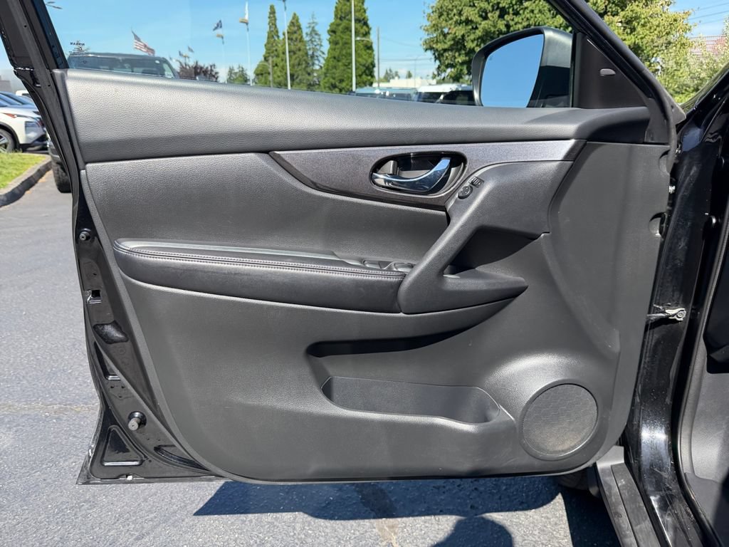 Used 2018 Nissan Rogue S AWD/4WD image 19