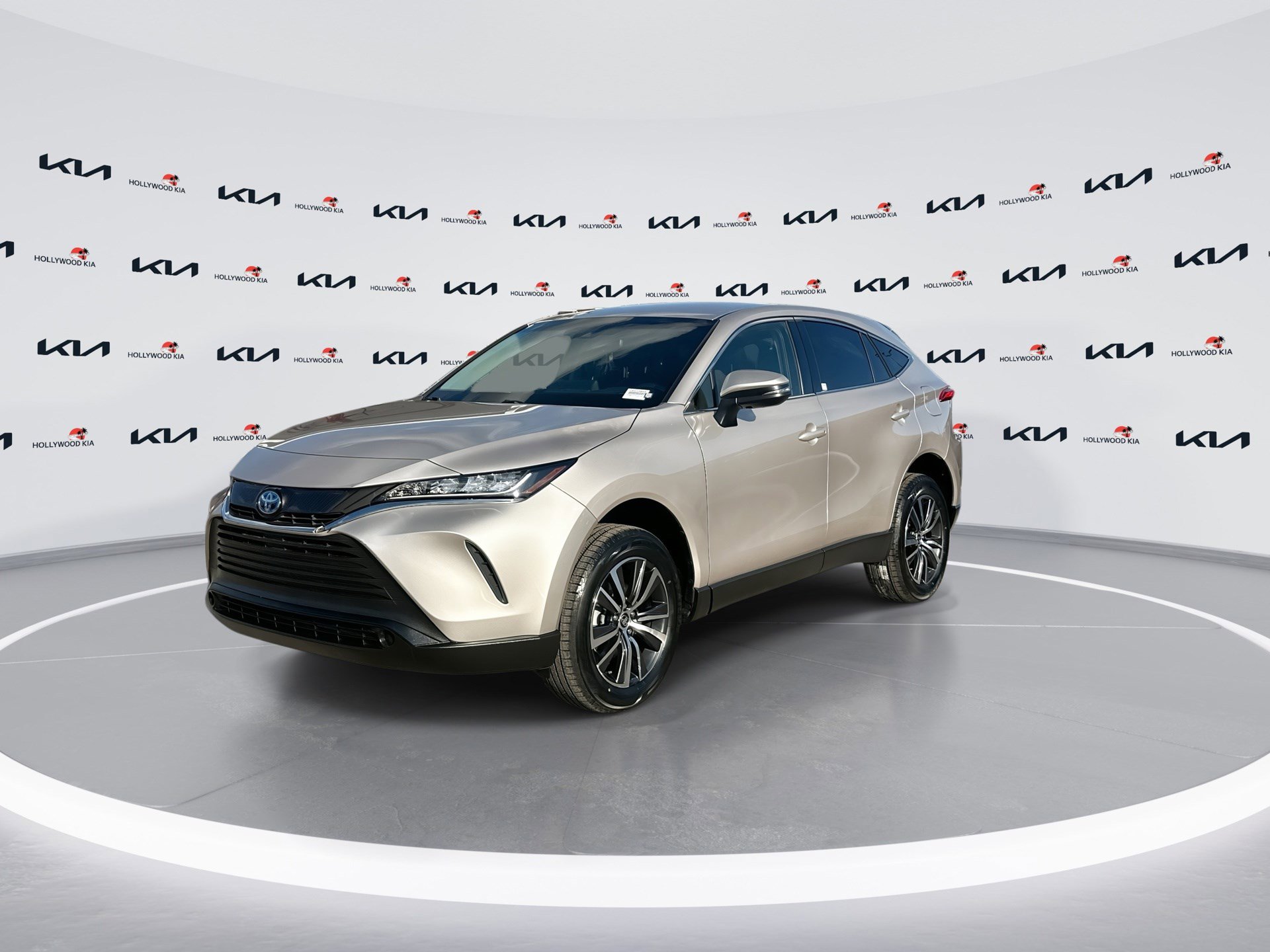 Used 2022 Toyota Venza LE image 4