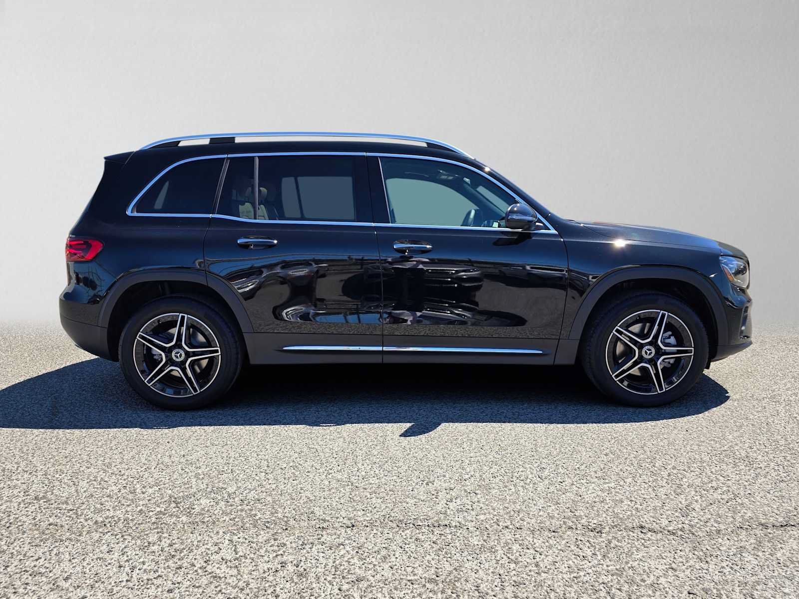 New 2026 Mercedes-Benz GLB 250 image 2