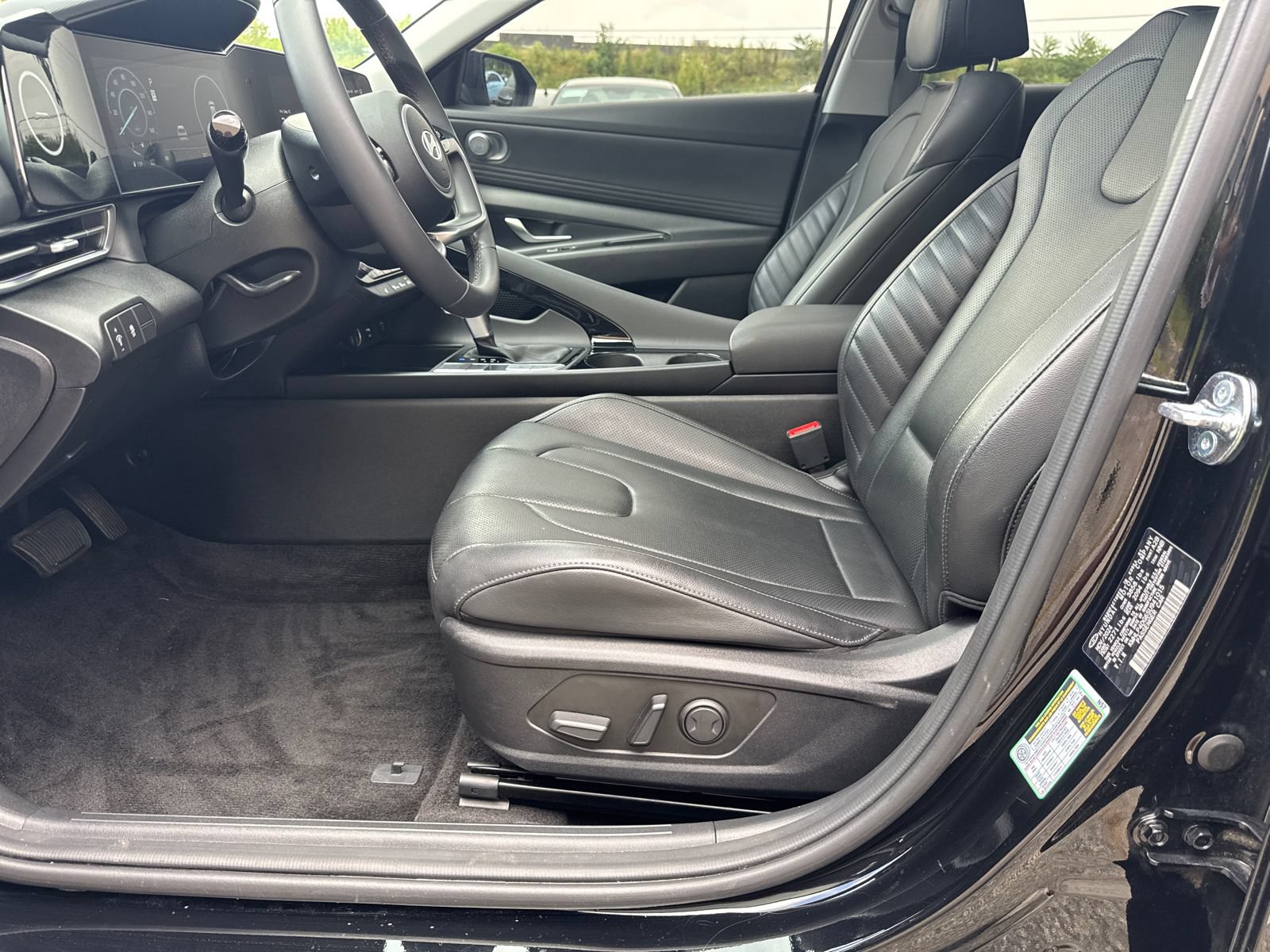Certified 2025 Hyundai Elantra Limited FWD image 8